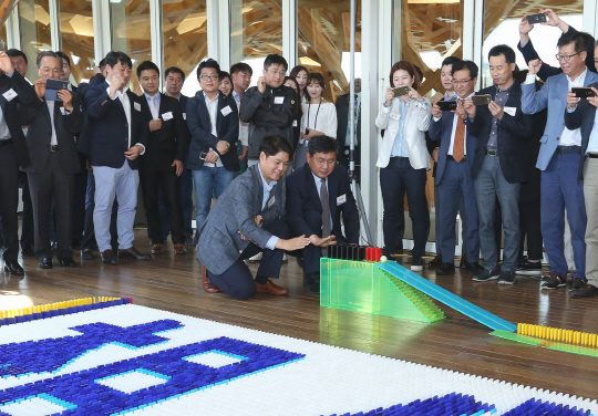 16일 경기 여주 연라동 해슬리 나인브릿지에서 열린 '파트너스 클럽' 행사에서 허민회 CJ오쇼핑 대표(중앙 왼쪽)와 CJ오쇼핑의 협력사인 우경섭 선도 대표가 '상생'이라고 새겨진 도미노를 함께 시작하며 동반상생의 의지를 다지고 있다. <CJ오쇼핑 제공>